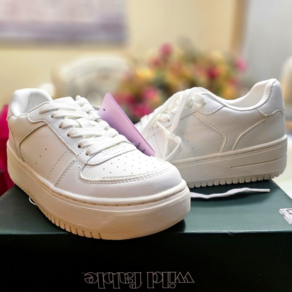 Girl size 5 white shoe